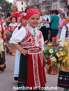 Bambina in costume